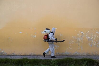 Un integrante del ejército dominicano fumiga una escuela básica durante un operativo contra el coronavirus del Ministerio de Salud y Defensa, en San Cristóbal.