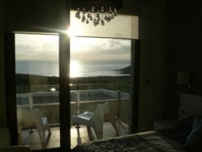 Habitación del hotel Mar da Ardora, con vistas a la Playa de Mar de Fora, en Fisterra (A Coruña).