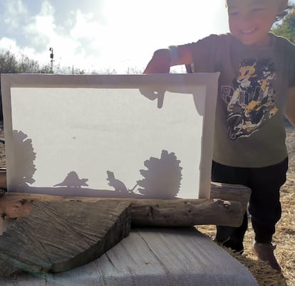 Unas piñas, algunos palos, una tela, el sol y un par de invitados especiales sirven para hacer un teatro de sombras en la escuela de la naturaleza Bosqueko, de Santa Brígida, en Las Palmas de Gran Canaria.