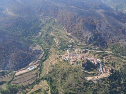 Vista a&eacute;rea de Andilla (Valencia) tras el incendio.