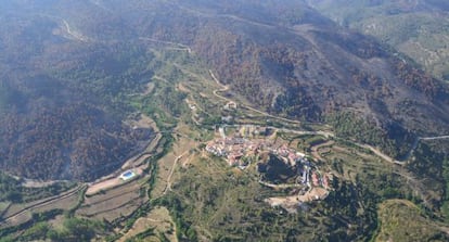 Vista a&eacute;rea de Andilla (Valencia) tras el incendio.