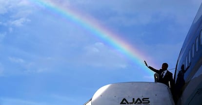 Barack Obama saluda antes de entrar en el avión presidencial, en abril de 2015 en Kingston (Jamaica).