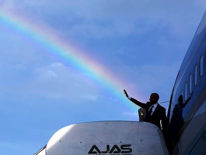 Obama antes de entrar no avião presidencial, em abril de 2015 na Jamaica.