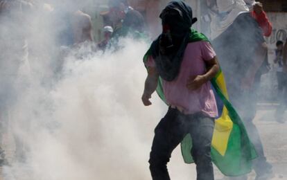 Manifestante afuera del estadio Castelao Arena