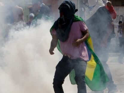 Manifestante afuera del estadio Castelao Arena