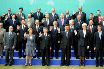 Foto de familia de los ministros de Finanzas del G-20. En primer término a la izquierda, Ben Bernanke, y a su lado, Elena Salgado.