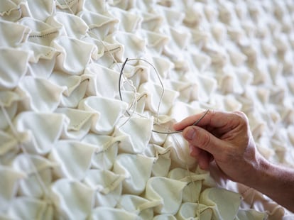 Los muelles ensacados en algodón de los colchones Vispring se cosen a mano.