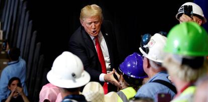 El presidente de EE UU Donald Trump saluda a un grupo de simpatizantes en en Montana.