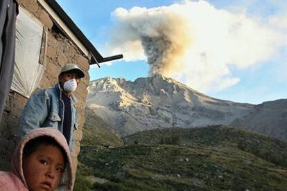 Un habitante de Querapi usa una máscara para protegerse de las cenizas y el humo expulsados por el volcán Ubinas, a unos 900 kilómetros de Lima.