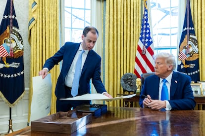 El presidente de EE UU, Donald Trump, durante la firma de órdenes ejecutivas en el Despacho Oval, el pasado 4 de febrero.