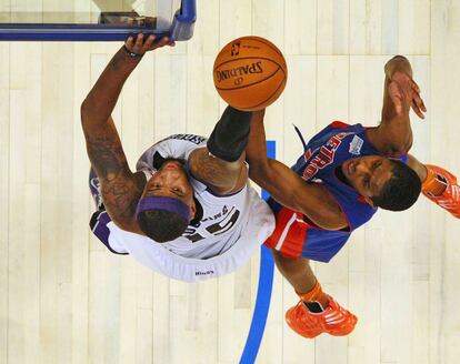 DeMarcus Cousins, de los Kings de Sactamento, se eleva ante Brandon Knight, de los Pistons.