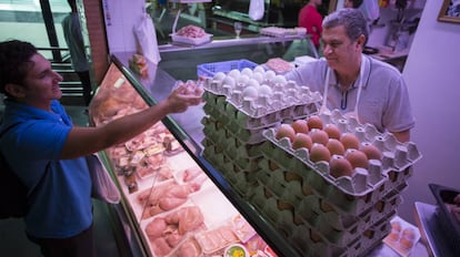 Un puesto de huevos en el mercado de Triana en Sevilla, este lunes 30 de octubre.