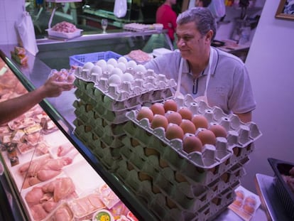 Un puesto de huevos en el mercado de Triana en Sevilla, este lunes 30 de octubre.