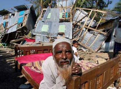 Un anciano agarrado a una cama ante su casa devastada por el ciclón en Choto Taltoli, al suroeste del país.