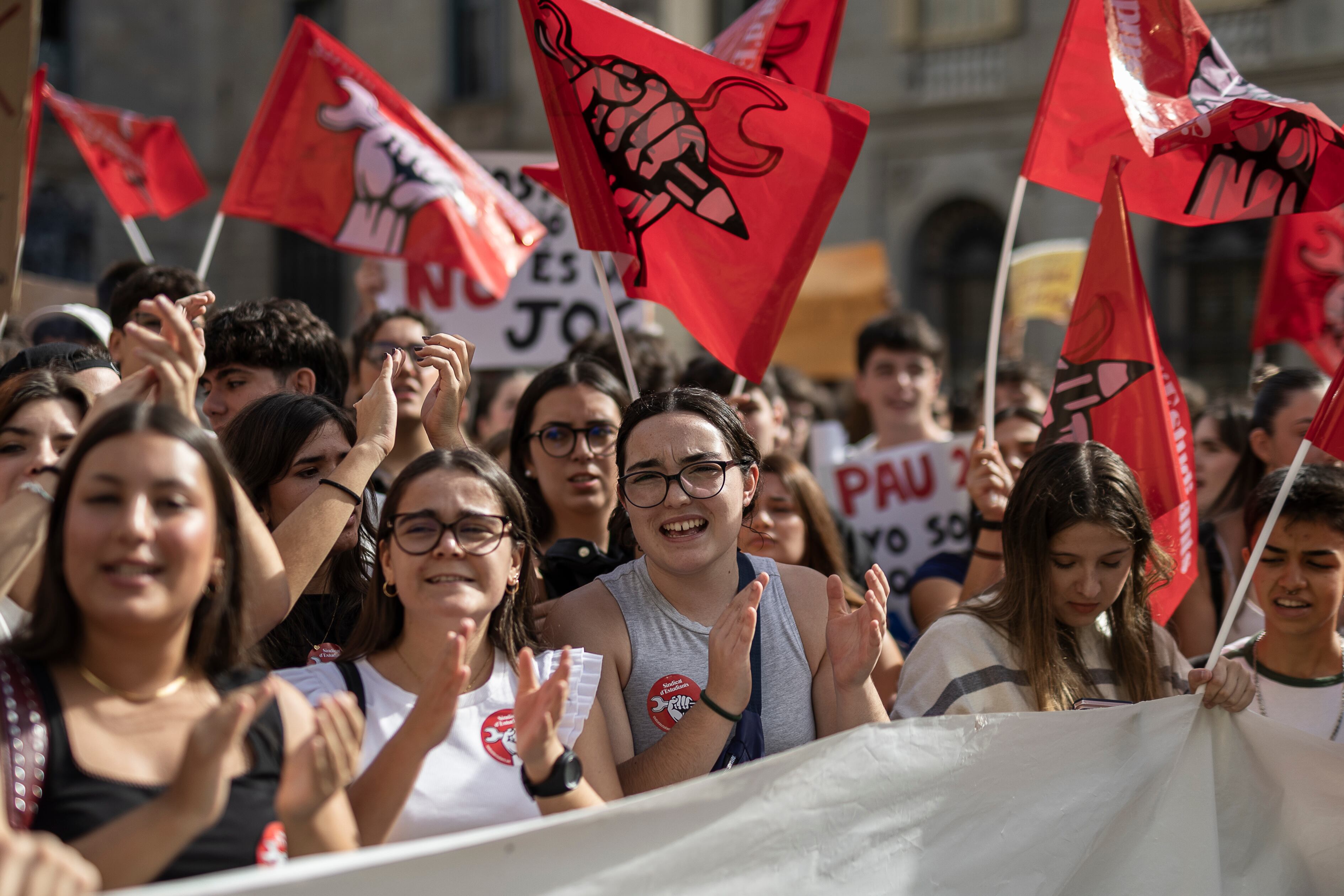 Protesta de estudiantes en la plaza de Sant Jaume de Barcelona, este viernes.