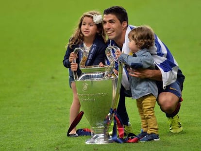 Luis Suárez junto a sus hijos, con la Copa de Europa en Berlín.