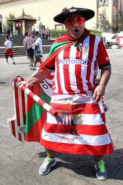 "Ellos con millones, nosotros con...", reza la bandera de este forofo del Athletic.