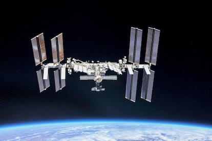 La ISS, fotografiada desde una cápsula Soyuz por los astronautas de la misión 56 a la estación, el 4 de octubre.