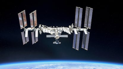 La ISS, fotografiada desde una cápsula Soyuz por los astronautas de la misión 56 a la estación, el 4 de octubre.