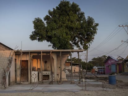 Los restos de una casa de Juchit&aacute;n, al atardecer.