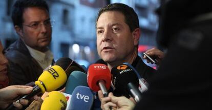 Emiliano García-Page a su entrada a la sede del PSOE este domingo.