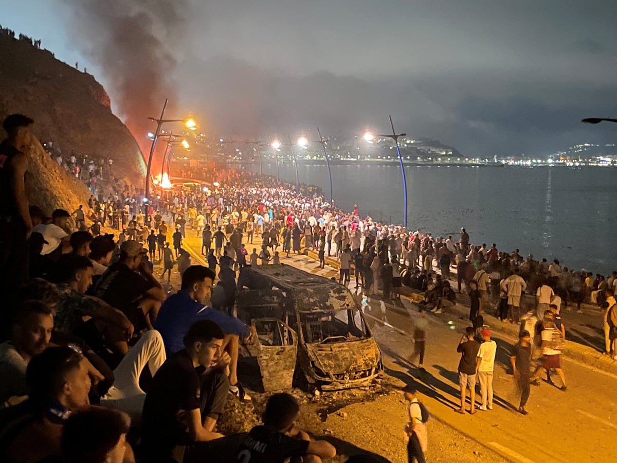 Miles de personas penetran durante la noche en Ceuta en medio de la pasividad de la policía marroquí