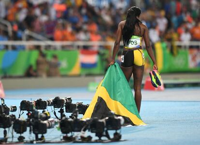 A jamaicana Elaine Thompson comemora sua vitória na final dos 200m.