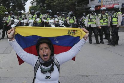 Una mujer grita consignas durante la marcha de los trabajadores convocada por los opositores al gobierno de Nicolás Maduro, al este de Caracas (Venezuela).