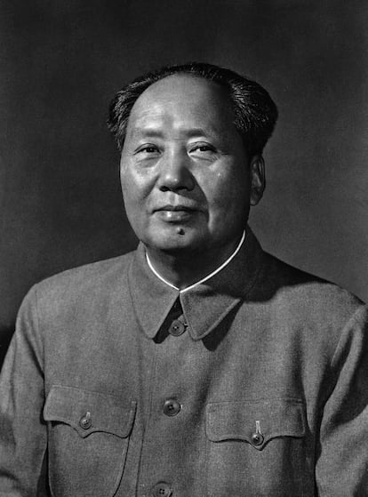 Mao Zedong proclamó la República Popular China e impuso en los oscuros años de la Revolución Cultural el llamado "traje Mao". Los pantalones holgados y la camisa-chaqueta con botones y cuatro bolsillos se elaboraba en colores apagados y neutros y era usado tanto por hombres como por mujeres. Aunque Mao había copiado el traje el líder nacionalista Sun Yat-sen, él logró convertirlo en un símbolo de afiliación al régimen comunista y de rechazo del mundo pequeño-burgués. Varios villanos de la saga James Bond han lucido este traje.