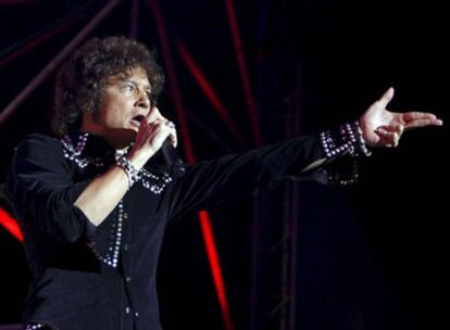 Enrique Bunbury en acción durante un concierto en 2008