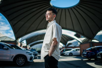 El escritor Óscar García Sierra, en el parking de la estación de Atocha en Madrid.