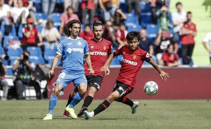 Cucurella, futbolista del Getafe, disputa la pelota a Sastre y Kubo