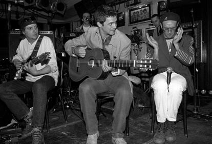 Actuación de Alejandro Sanz y de Rafa Sánchez (d), en la fiesta de presentación del anuario de la música 96 de Ediciones El País, el 25 de marzo de 1996.