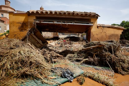 Vista este sábado de una vivienda de la localidad de Azuara (Zaragoza), una de las más afectadas por las fuertes tormentas.
