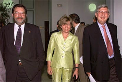 La ministra Pilar del Castillo, junto al presidente de la CRUE, Saturnino de la Plaza, y el rector Rafael Puyol (derecha).