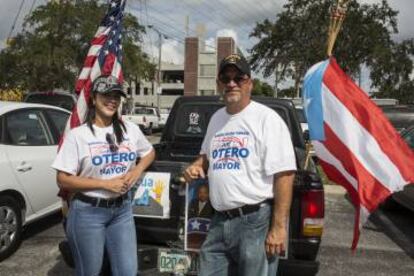 Art Otero, candidato boricua a alcalde de Kissimmee, y una ayudante de campaña.