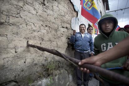 Miembros de seguridad sarayakus protege a los dirigentes indígenas