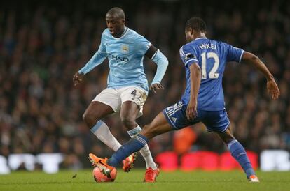 Touré y Mikel en el City-Chelsea.