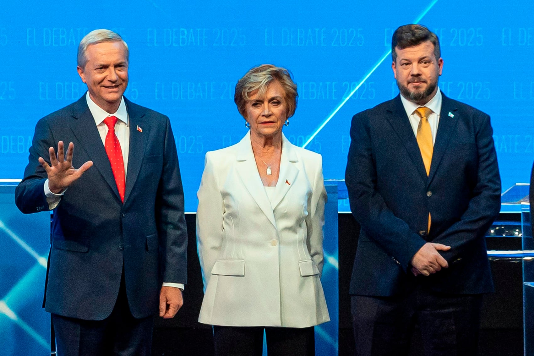 José Antonio Kast, Evelyn Matthei y Johannes Kaiser durante el debate presidencial del 26 de octubre.