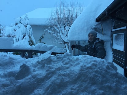 El día de invierno comienza para Jorge Martí limpiando de nieve su casa en Molde. 