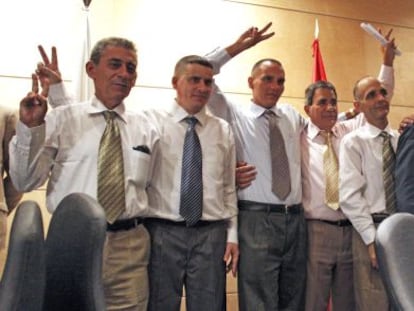 Los primeros presos cubanos, en su llegada a Madrid, en julio de 2010