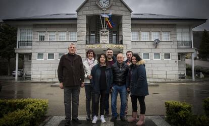 Miembros de la candidatura de izquierdas de Vilariño, entre ellos Esther Alonso (de blanco).