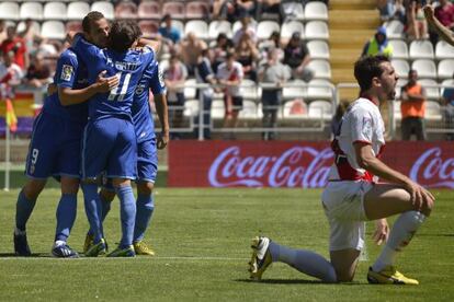 Soldado celebra uno de sus goles con sus compañeros.