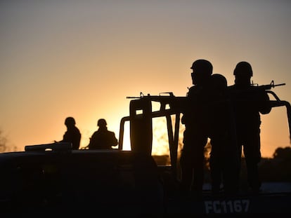 Militares y polic&iacute;as custodian las inmediaciones del penal.