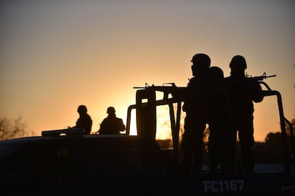 Militares y policías custodian las inmediaciones del penal.
