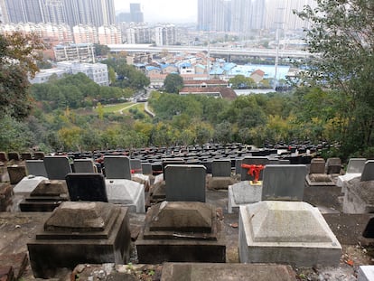 Lápidas en el cementerio de la colina Biandanshan de Wuhan.