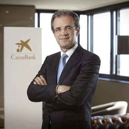 Para CaixaBank es esencial acelerar la transición hacia una economía baja en carbono que promueva el desarrollo sostenible y sea socialmente inclusiva. Por eso, el consejo de administración aprobó una declaración sobre cambio climático con un amplio abanico de medidas, entre las que destaca el impulso del negocio sostenible. La financiación e inversión en proyectos sostenibles se materializa mediante préstamos verdes, vinculados a índices ESG (environmental, social and governance), líneas de acción climática, fondos o bonos verdes. El año pasado participó en el mercado de préstamos verdes por importe de 1.448 millones de dólares, entre otros, con la financiación de proyectos de energías renovables (más de 645 millones de euros). “Nuestro compromiso ambiental nos obliga a minimizar el impacto de nuestras operaciones. Somos la única entidad del Ibex 35 que compensa el 100% de su huella de carbono”.
