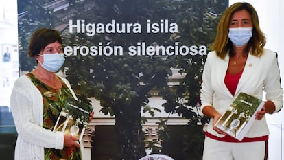 La consejera de Autogobierno, Olatz Garamendi (derecha), y la directora de su departamento, Begoña Pérez de Eulate, durante la presentación este viernes en Bilbao del libro 'La erosión silenciosa'.