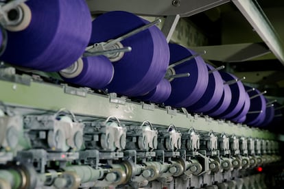 Hilaturas Ferre convierte el algodón reciclado en hilos de diferentes particularidades gracias a una tecnología de rotor que retuerce y estira la fibra de forma mecánica. 