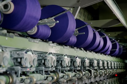 Hilaturas Ferre convierte el algodón reciclado en hilos de diferentes particularidades gracias a una tecnología de rotor que retuerce y estira la fibra de forma mecánica.